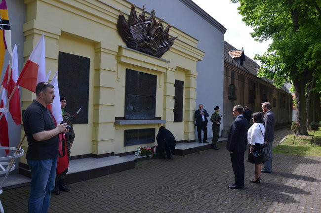 Dwie uroczystości pod pomnikiem (zdjęcia)