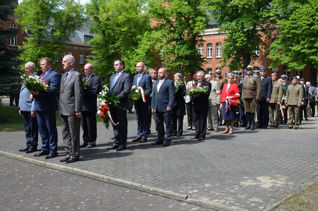 Dwie uroczystości pod pomnikiem (zdjęcia)