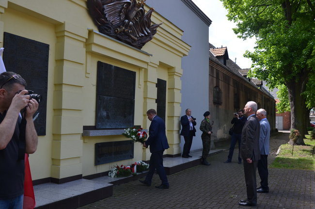 Dwie uroczystości pod pomnikiem (zdjęcia)