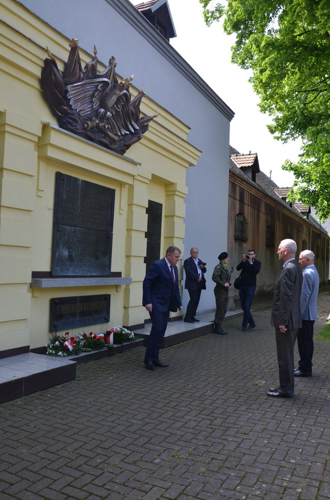 Dwie uroczystości pod pomnikiem (zdjęcia)