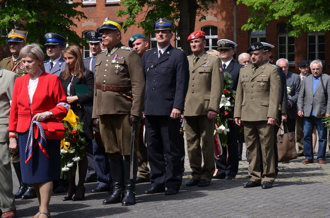 Dwie uroczystości pod pomnikiem (zdjęcia)