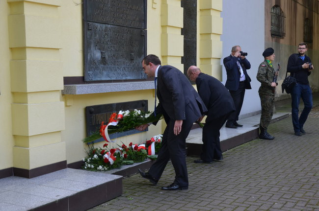 Dwie uroczystości pod pomnikiem (zdjęcia)