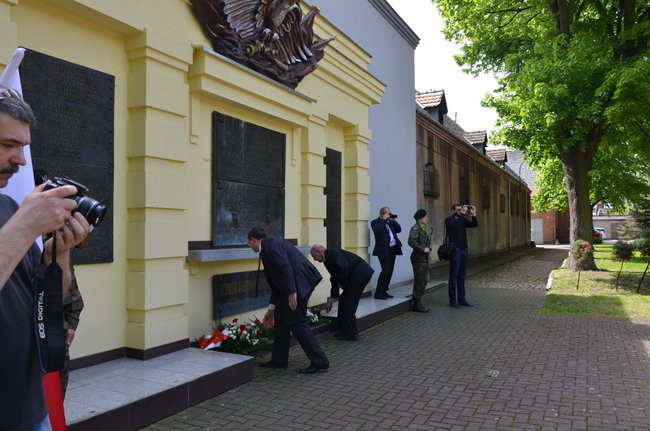 Dwie uroczystości pod pomnikiem (zdjęcia)