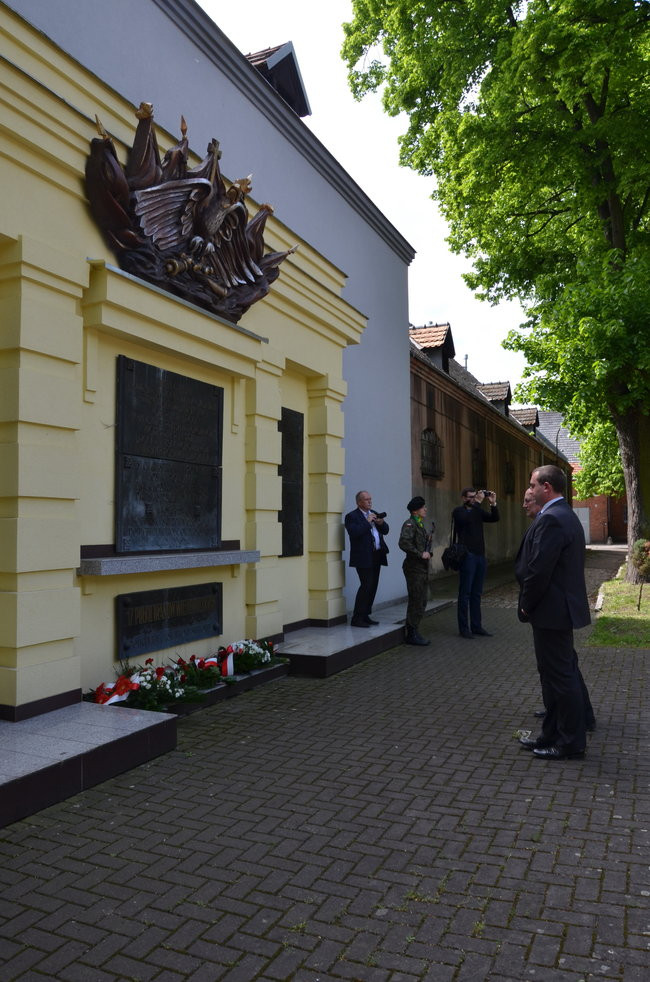 Dwie uroczystości pod pomnikiem (zdjęcia)