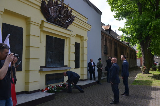 Dwie uroczystości pod pomnikiem (zdjęcia)