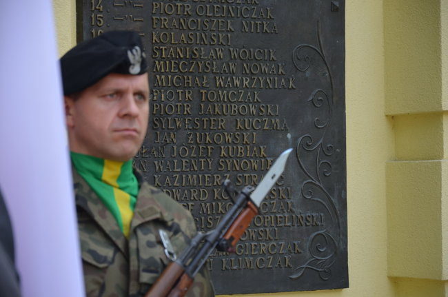 Dwie uroczystości pod pomnikiem (zdjęcia)