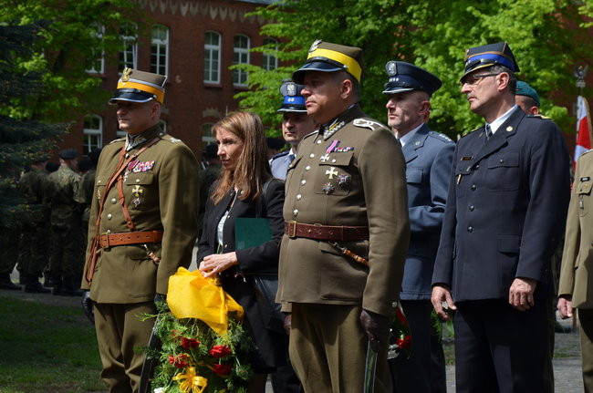 Dwie uroczystości pod pomnikiem (zdjęcia)