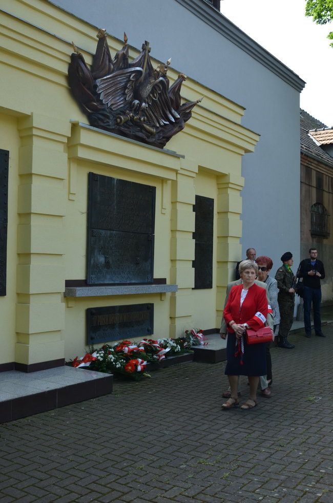 Dwie uroczystości pod pomnikiem (zdjęcia)