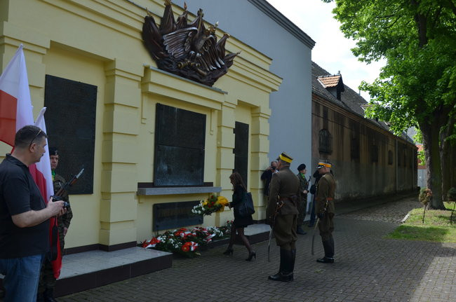 Dwie uroczystości pod pomnikiem (zdjęcia)