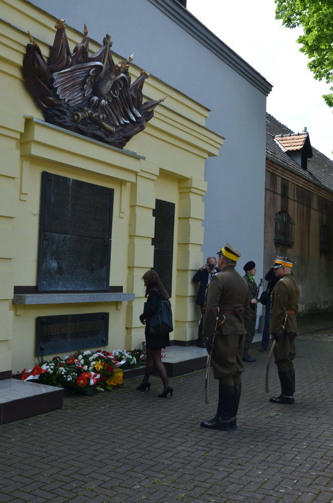 Dwie uroczystości pod pomnikiem (zdjęcia)