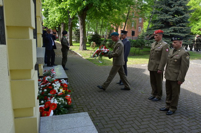 Dwie uroczystości pod pomnikiem (zdjęcia)