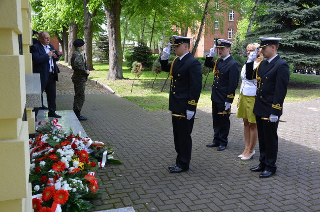 Dwie uroczystości pod pomnikiem (zdjęcia)