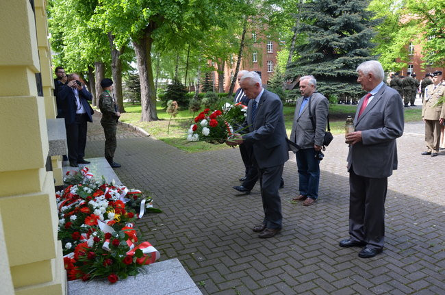 Dwie uroczystości pod pomnikiem (zdjęcia)