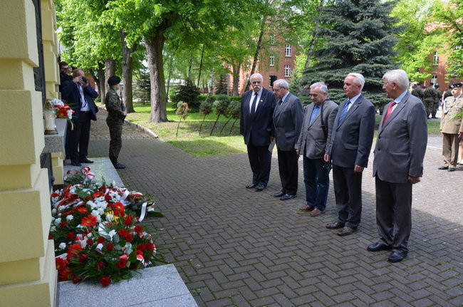 Dwie uroczystości pod pomnikiem (zdjęcia)