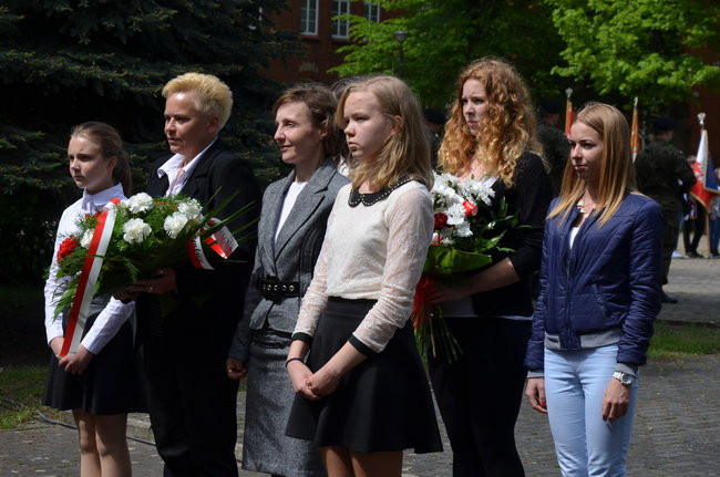 Dwie uroczystości pod pomnikiem (zdjęcia)