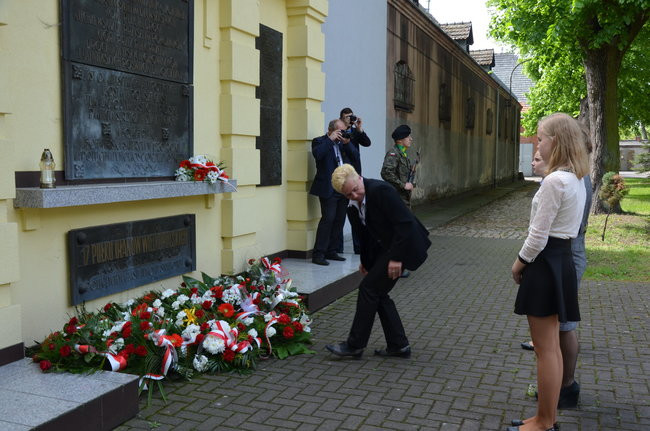 Dwie uroczystości pod pomnikiem (zdjęcia)