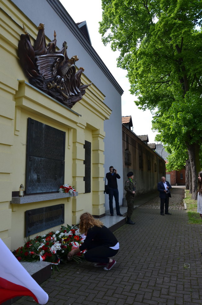 Dwie uroczystości pod pomnikiem (zdjęcia)