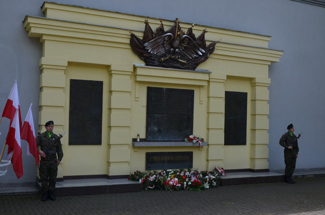 Dwie uroczystości pod pomnikiem (zdjęcia)