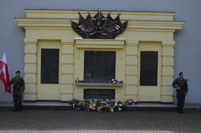 Dwie uroczystości pod pomnikiem (zdjęcia)