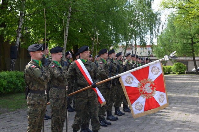 Dwie uroczystości pod pomnikiem (zdjęcia)