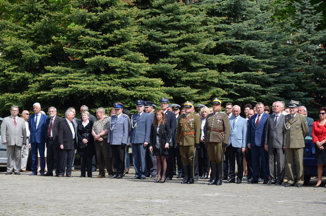 Dwie uroczystości pod pomnikiem (zdjęcia)