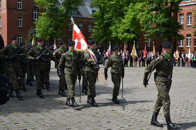 Dwie uroczystości pod pomnikiem (zdjęcia)