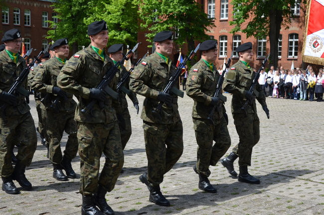 Dwie uroczystości pod pomnikiem (zdjęcia)