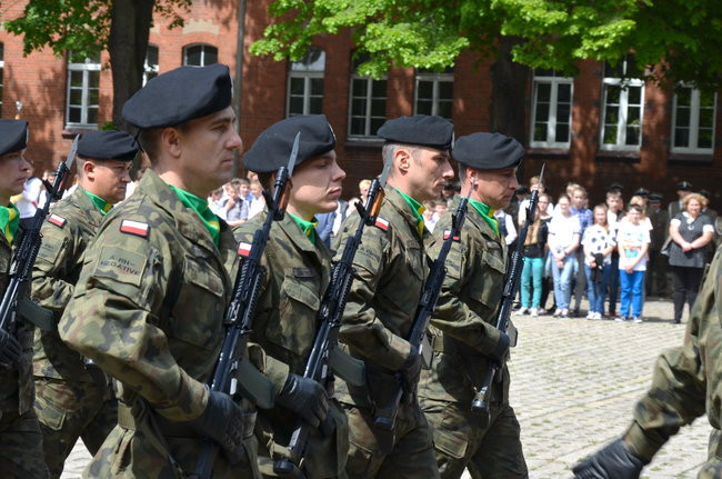 Dwie uroczystości pod pomnikiem (zdjęcia)