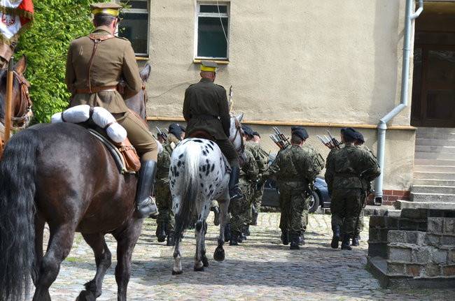 Dwie uroczystości pod pomnikiem (zdjęcia)
