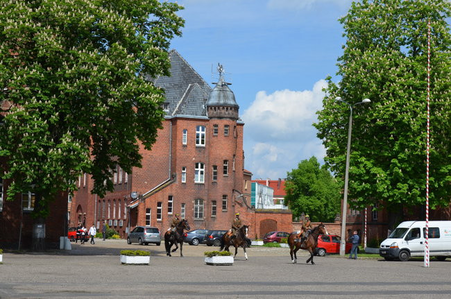 Dwie uroczystości pod pomnikiem (zdjęcia)