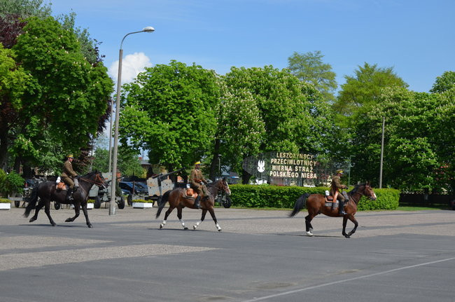 Dwie uroczystości pod pomnikiem (zdjęcia)