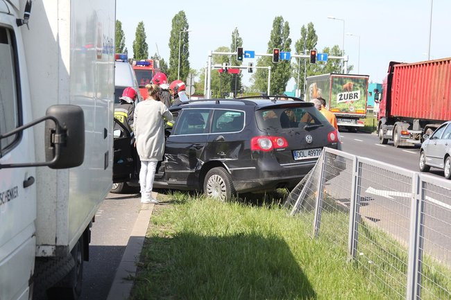 Zatrzymała się na barierkach (kilka zdjęć)