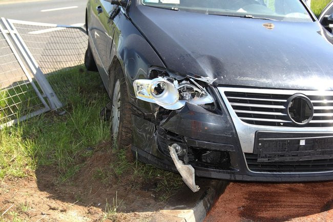 Zatrzymała się na barierkach (kilka zdjęć)