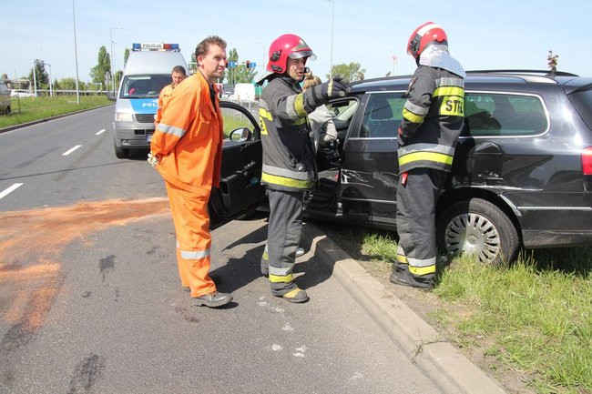 Zatrzymała się na barierkach (kilka zdjęć)
