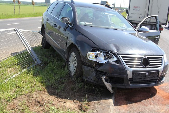 Zatrzymała się na barierkach (kilka zdjęć)