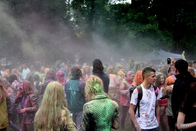 Kolorowe szaleństwo pod PWSZ ( zdjęcia)