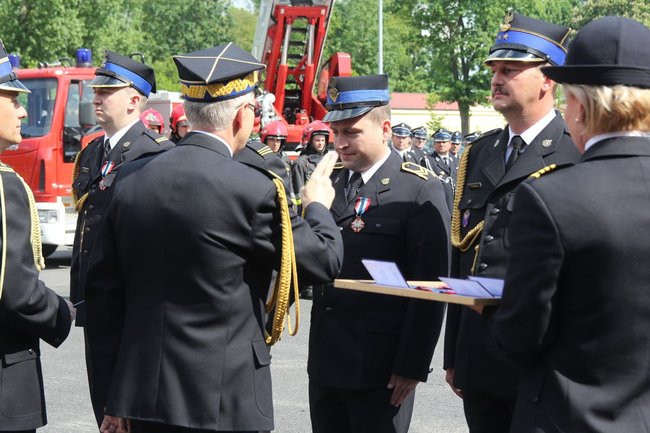 Odznaczenia, wyróżnienia i awanse u strażaków (zdjęcia)