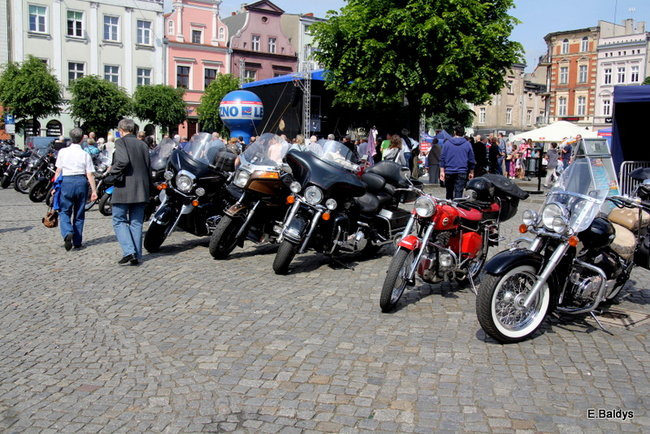 Motocyklowa nostalgia na leszczyńskim rynku (zdjęcia)
