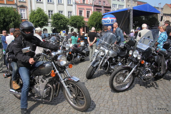 Motocyklowa nostalgia na leszczyńskim rynku (zdjęcia)