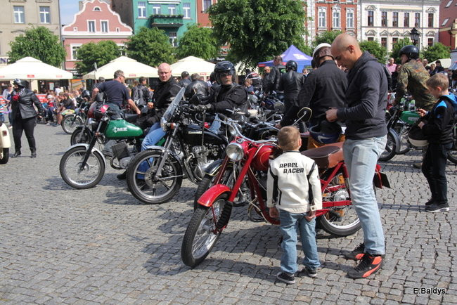 Motocyklowa nostalgia na leszczyńskim rynku (zdjęcia)