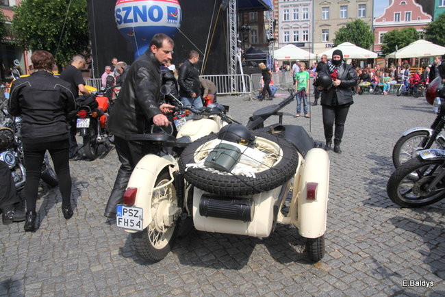 Motocyklowa nostalgia na leszczyńskim rynku (zdjęcia)