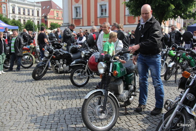 Motocyklowa nostalgia na leszczyńskim rynku (zdjęcia)
