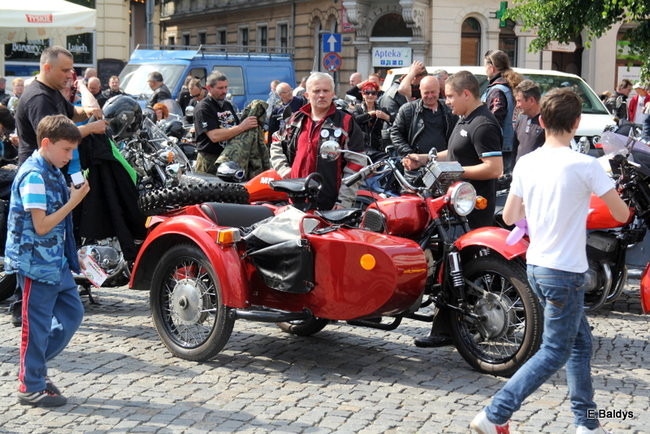 Motocyklowa nostalgia na leszczyńskim rynku (zdjęcia)