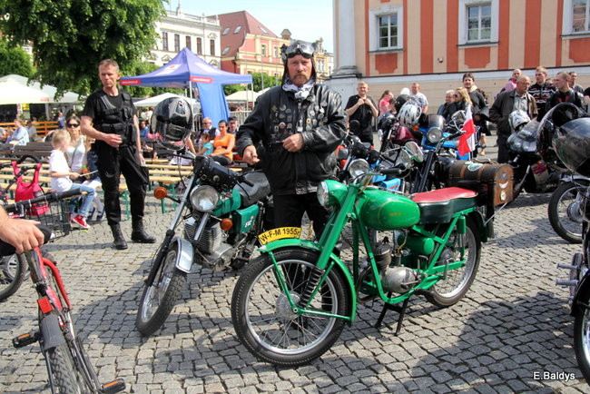 Motocyklowa nostalgia na leszczyńskim rynku (zdjęcia)