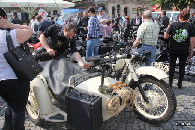 Motocyklowa nostalgia na leszczyńskim rynku (zdjęcia)