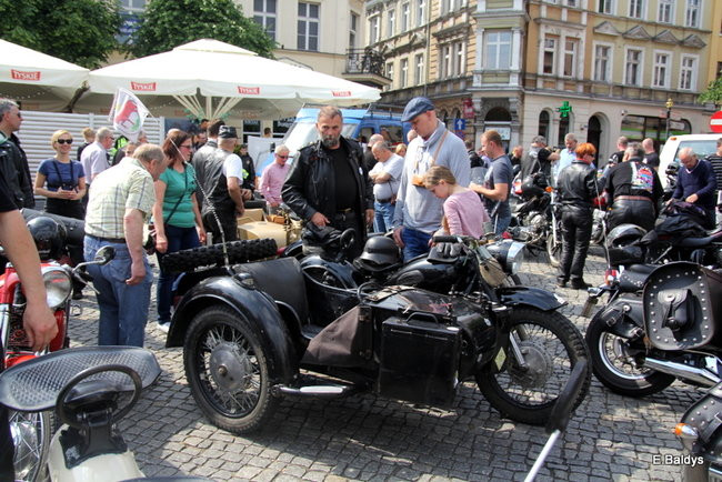 Motocyklowa nostalgia na leszczyńskim rynku (zdjęcia)