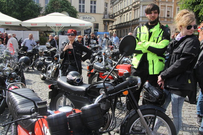 Motocyklowa nostalgia na leszczyńskim rynku (zdjęcia)