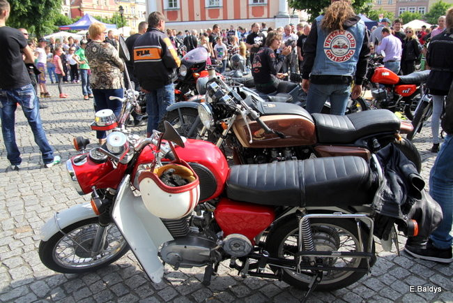 Motocyklowa nostalgia na leszczyńskim rynku (zdjęcia)