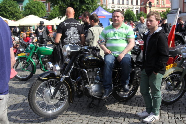Motocyklowa nostalgia na leszczyńskim rynku (zdjęcia)