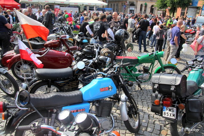 Motocyklowa nostalgia na leszczyńskim rynku (zdjęcia)